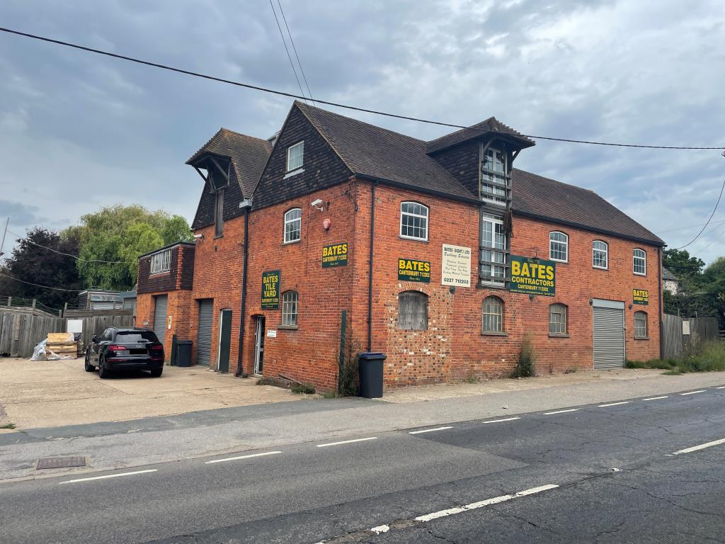 Lot: 59 - SUBSTANTIAL DETACHED OAST BUIDLING ARRANGED AS OFFICES & STORAGE WITH YARD & OUTBUILDINGS -